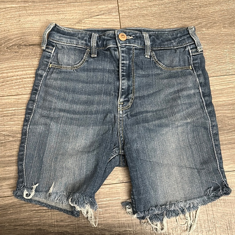 Brand: Hollister
Size: 3R
Color: Dark Wash